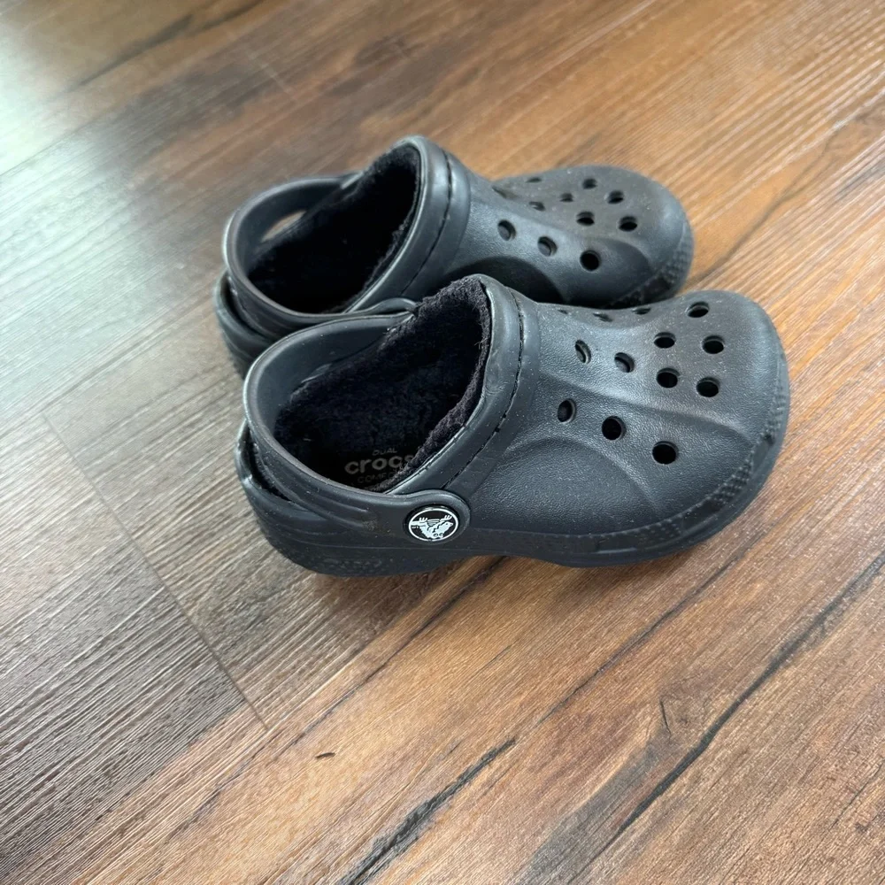 CROCS Kids Black Fuzzy Lined Clogs